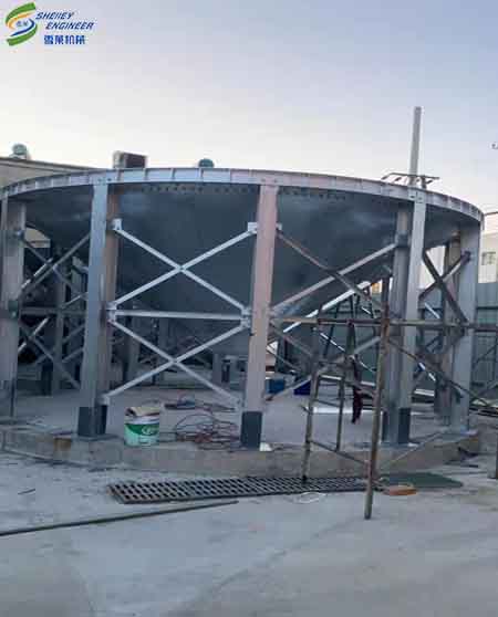 济宁塑料颗粒厂200吨金年会金字招牌信誉至上首页:钢板仓安装工作紧张而有序